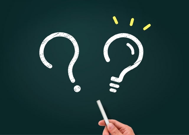 黒板に書かれた電球のロゴ