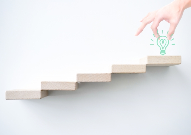 木のブロックでステップを表現している