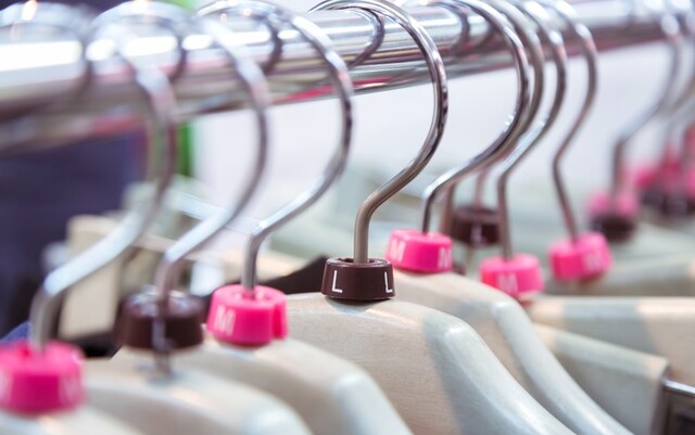 サイズのタグが付いたハンガー