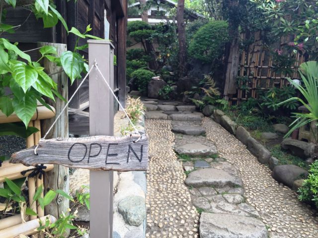 和風の雰囲気が漂う庭