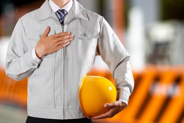 胸に手をあてる男性