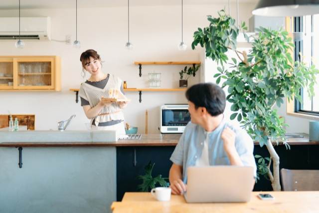 綺麗なキッチンでサンドイッチを作る女性