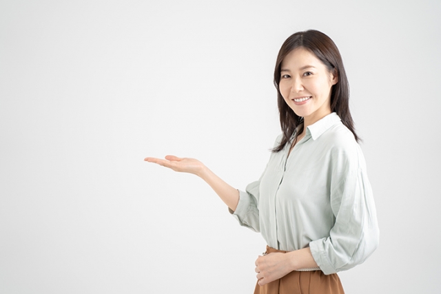 会社の選び方を紹介する女性